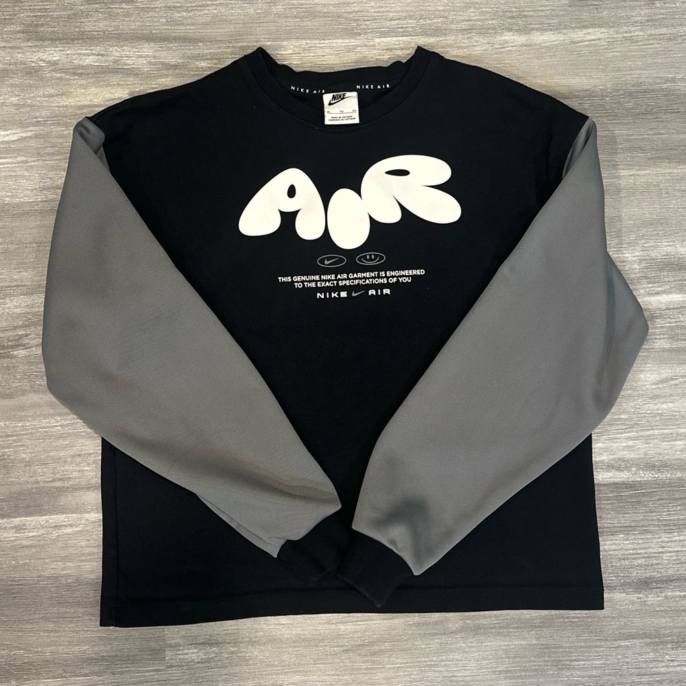 Nike Girls Graphic Black and Gray Sweatshirt Girls XL (Women’s XS)